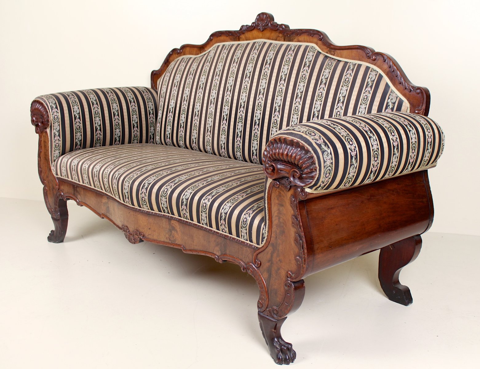 Großes antikes Biedermeier Sofa aus geschnitztem Mahagoni bei Pamono kaufen