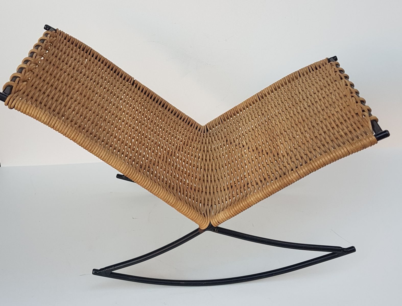 Schaukelnder Mid-Century Fußhocker aus Korbgeflecht bei Pamono kaufen