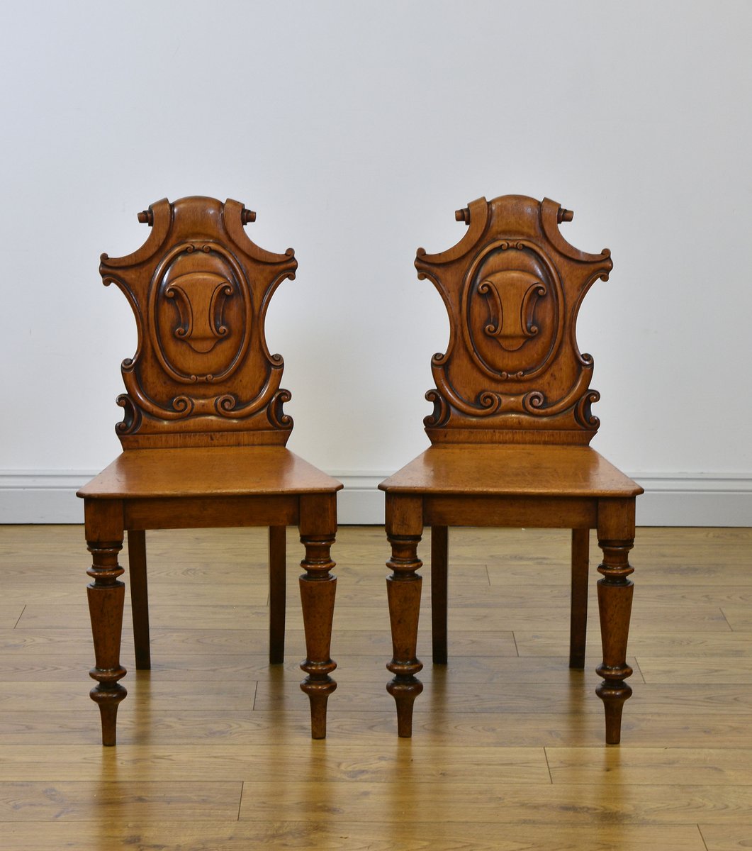 Viktorianische Saalstühle aus goldener Eiche mit Wappen auf der