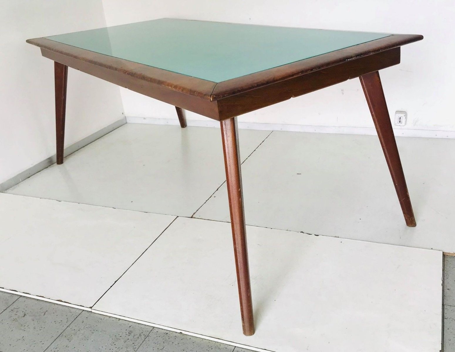 Vintage Tisch aus Holz mit grüner Glasplatte, 1950er bei ...