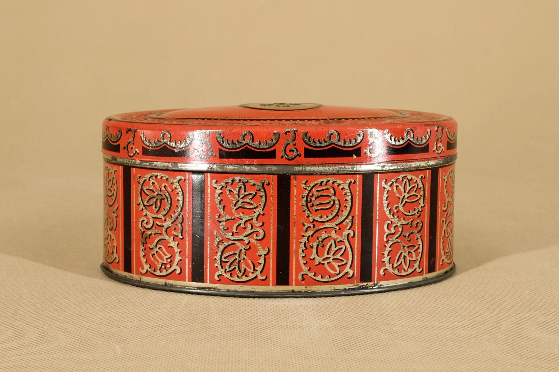 Boîte à biscuits en galvanoplastie par Elkington & Co, circa