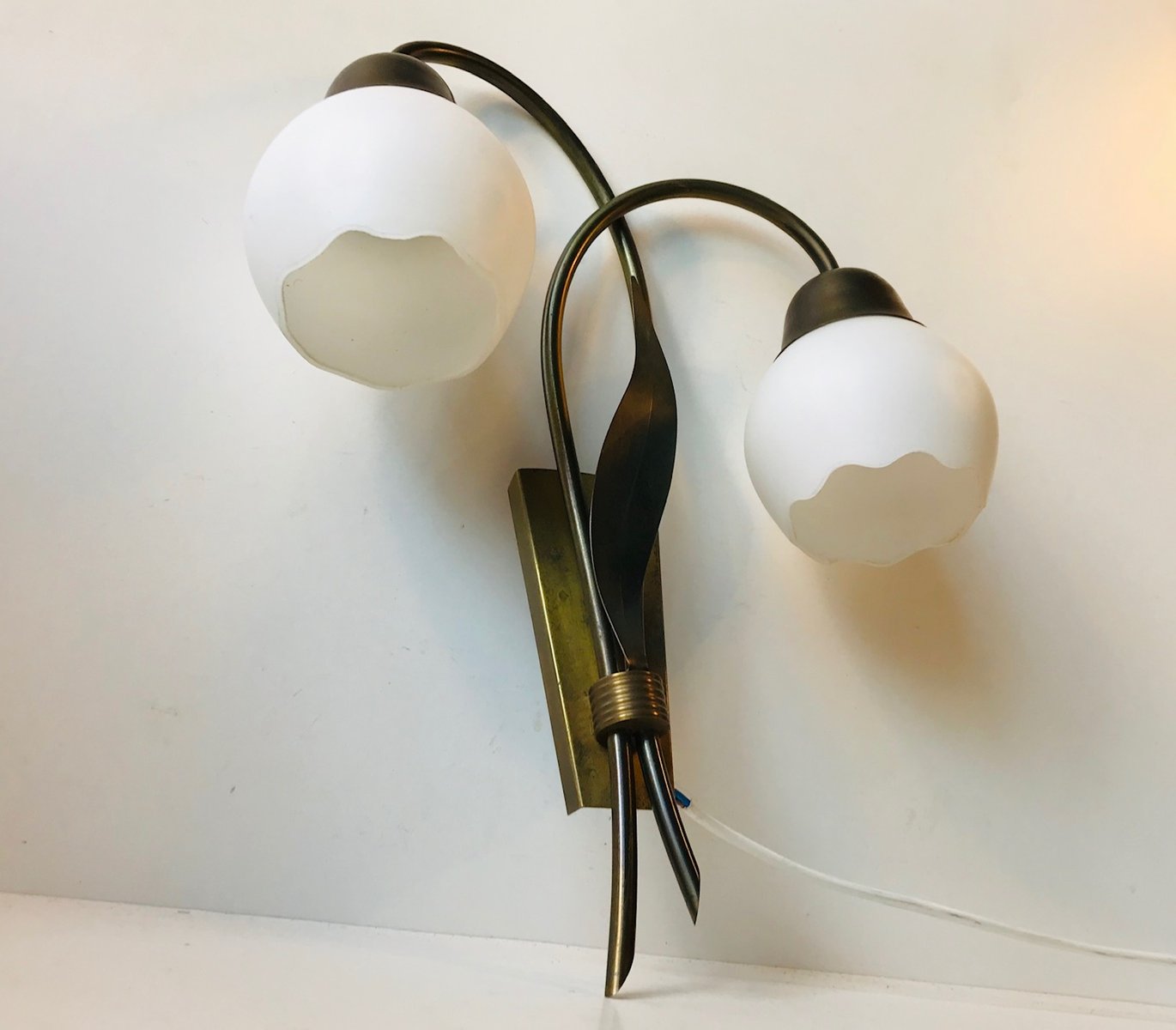 Applique MidCentury floreale in ottone e vetro opalino, anni '50 in