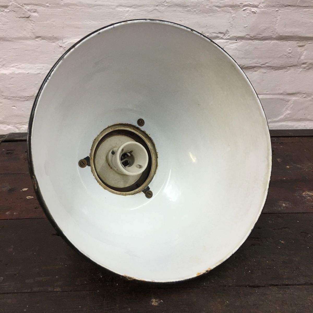 Schwarze industrielle Hängelampe von Revo, 1950er bei Pamono kaufen