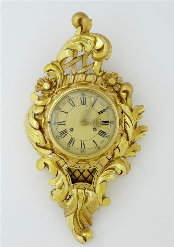 Horloge en bois sculpté et métal émaillé Grand Hôtel