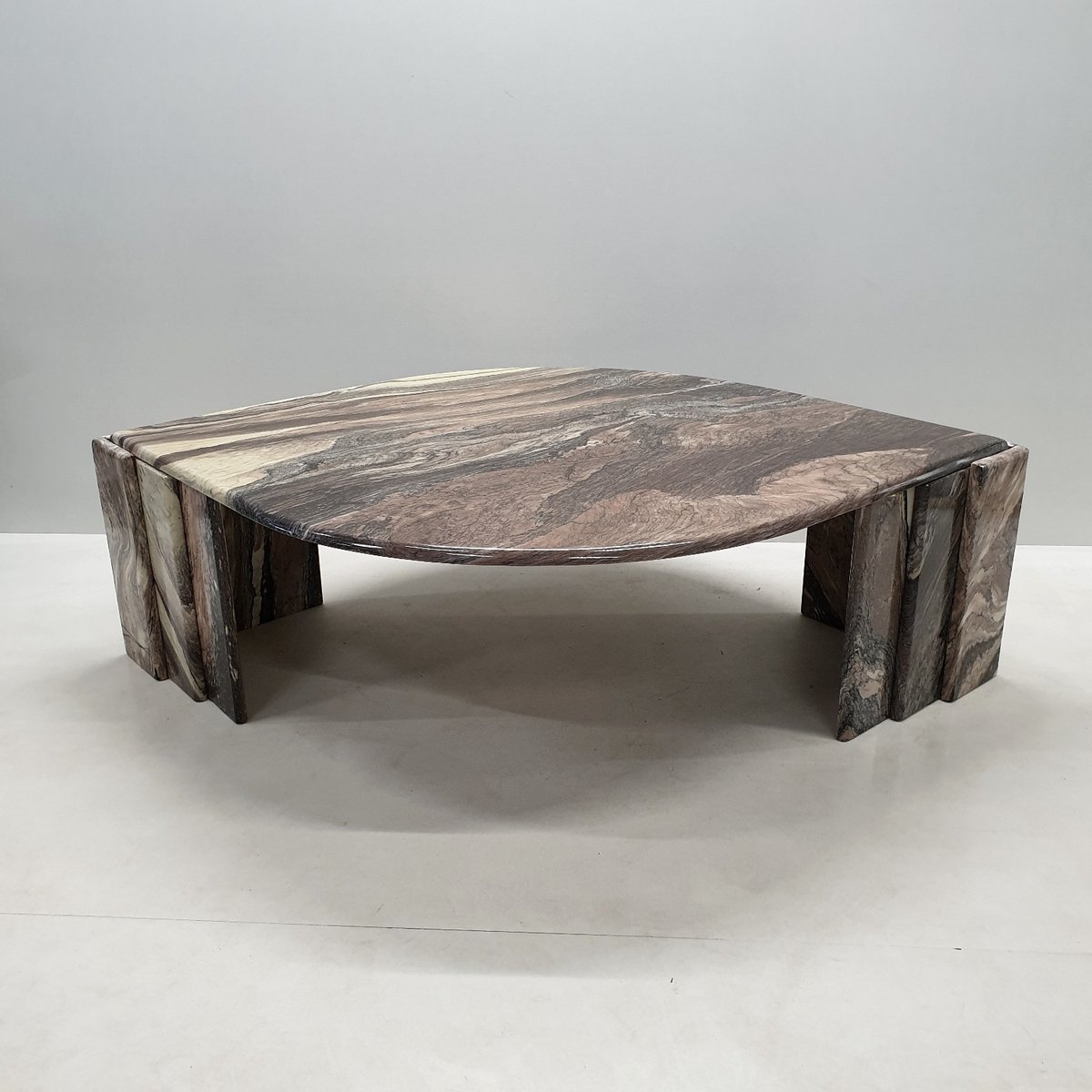 Italienischer Vintage Couchtisch mit Marmorplatte bei ...