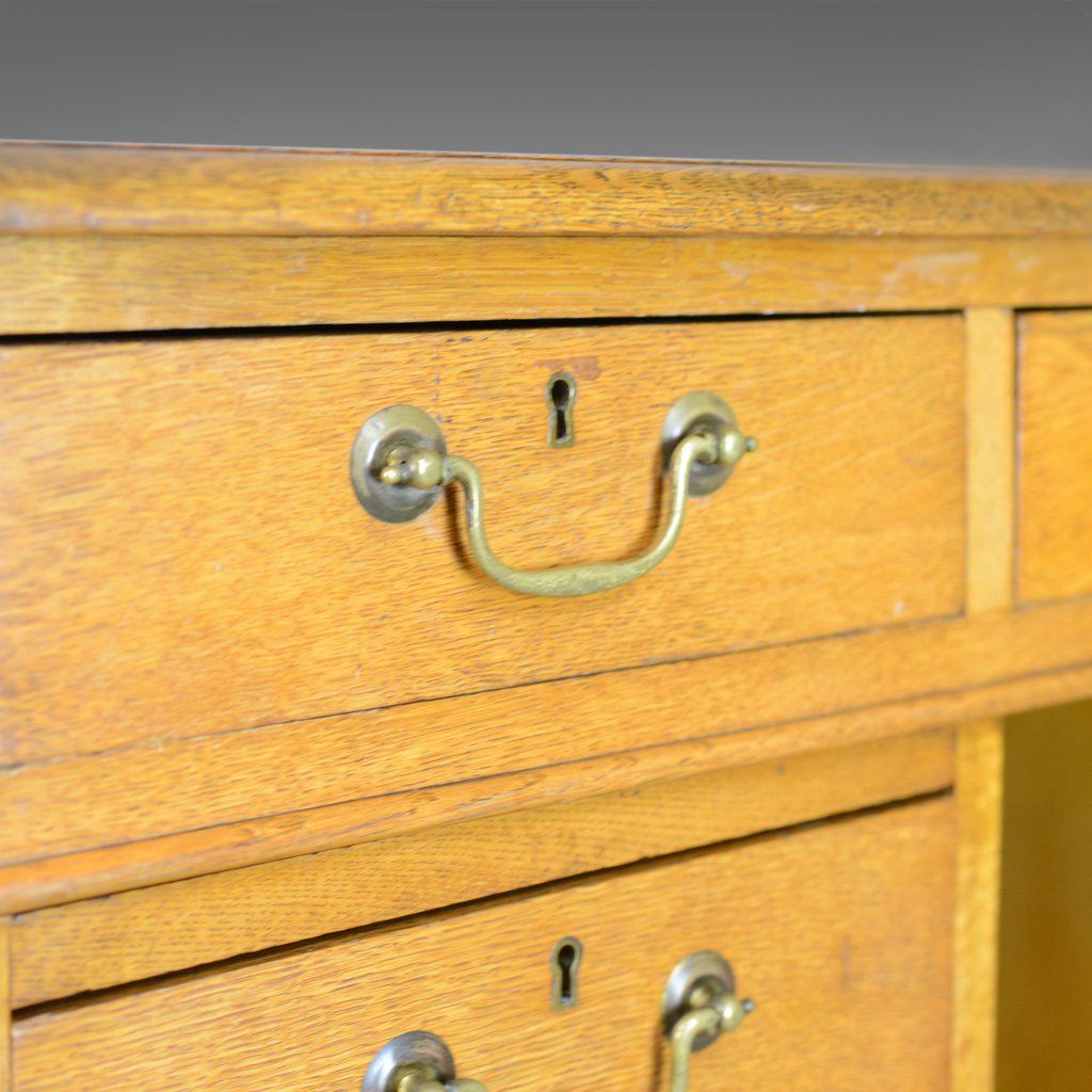 Antiker viktorianisch-englischer Schreibtisch aus goldener Eiche mit