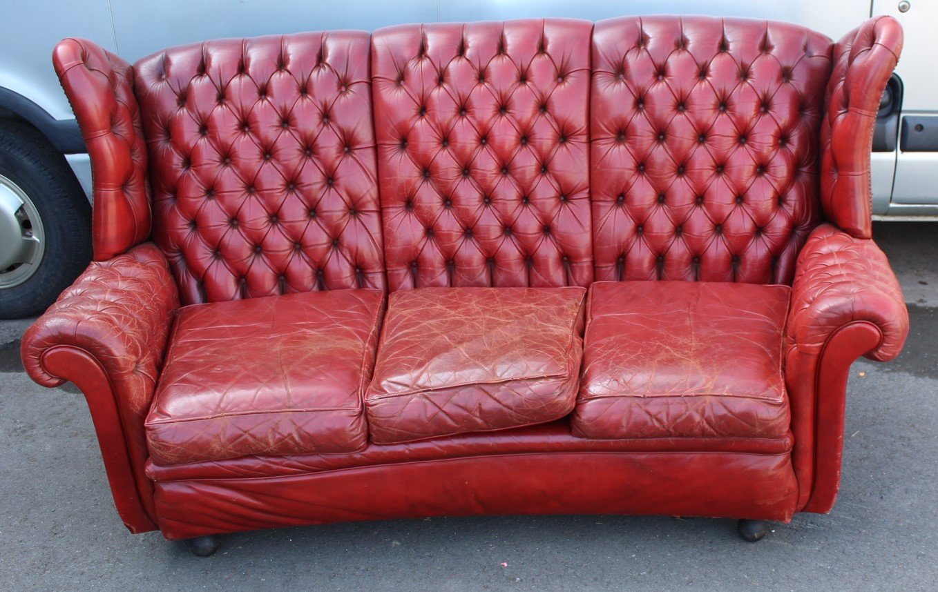 Red High Back Chesterfield Style Sofa, 1960s en vente sur Pamono