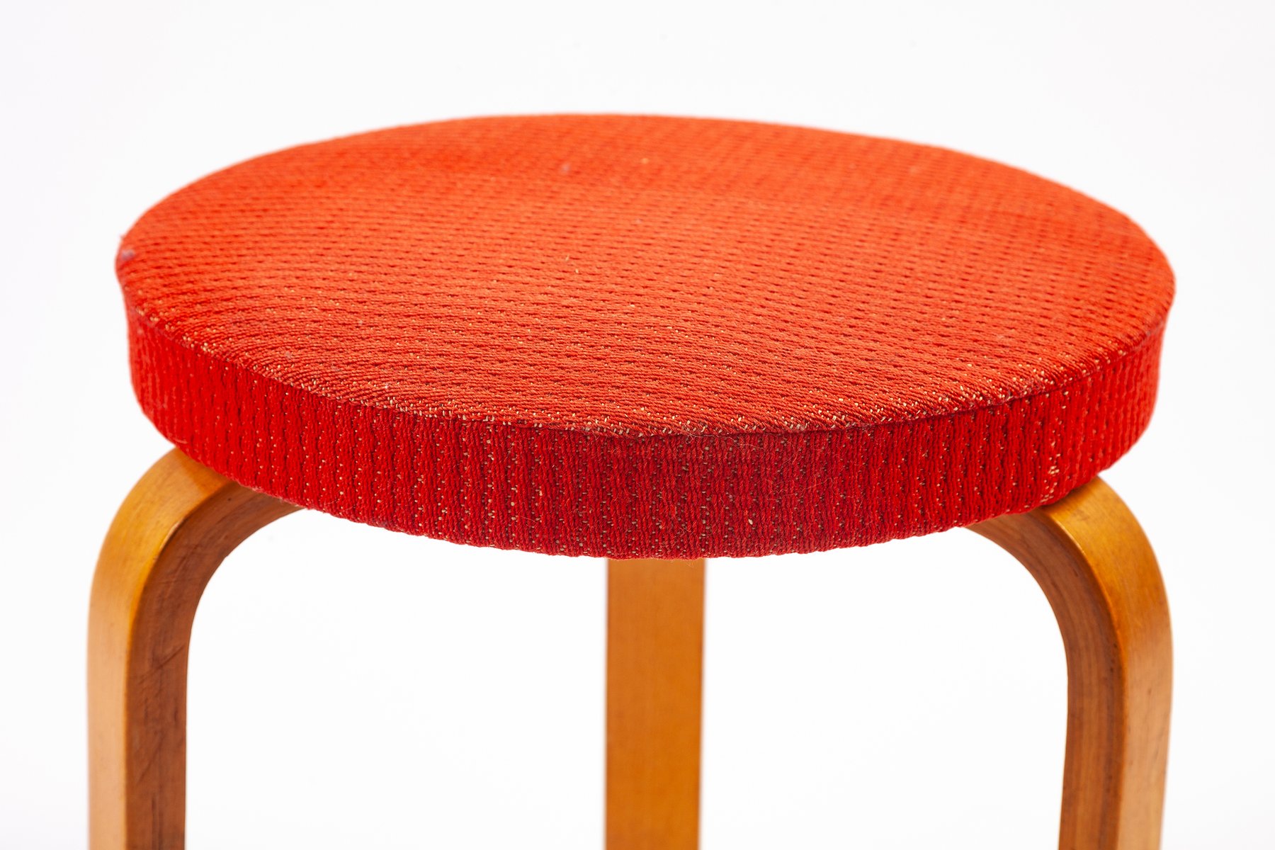 Hocker aus rotem Stoff & Holz von Alvar Aalto, 1960er bei Pamono kaufen
