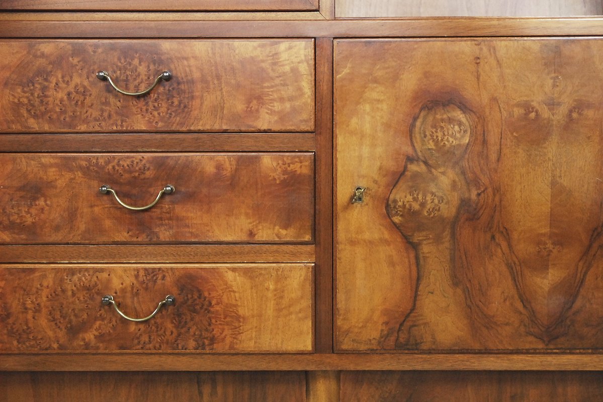 Aparador sueco antiguo de nogal y madera nudosa con vitrina, años 40 en