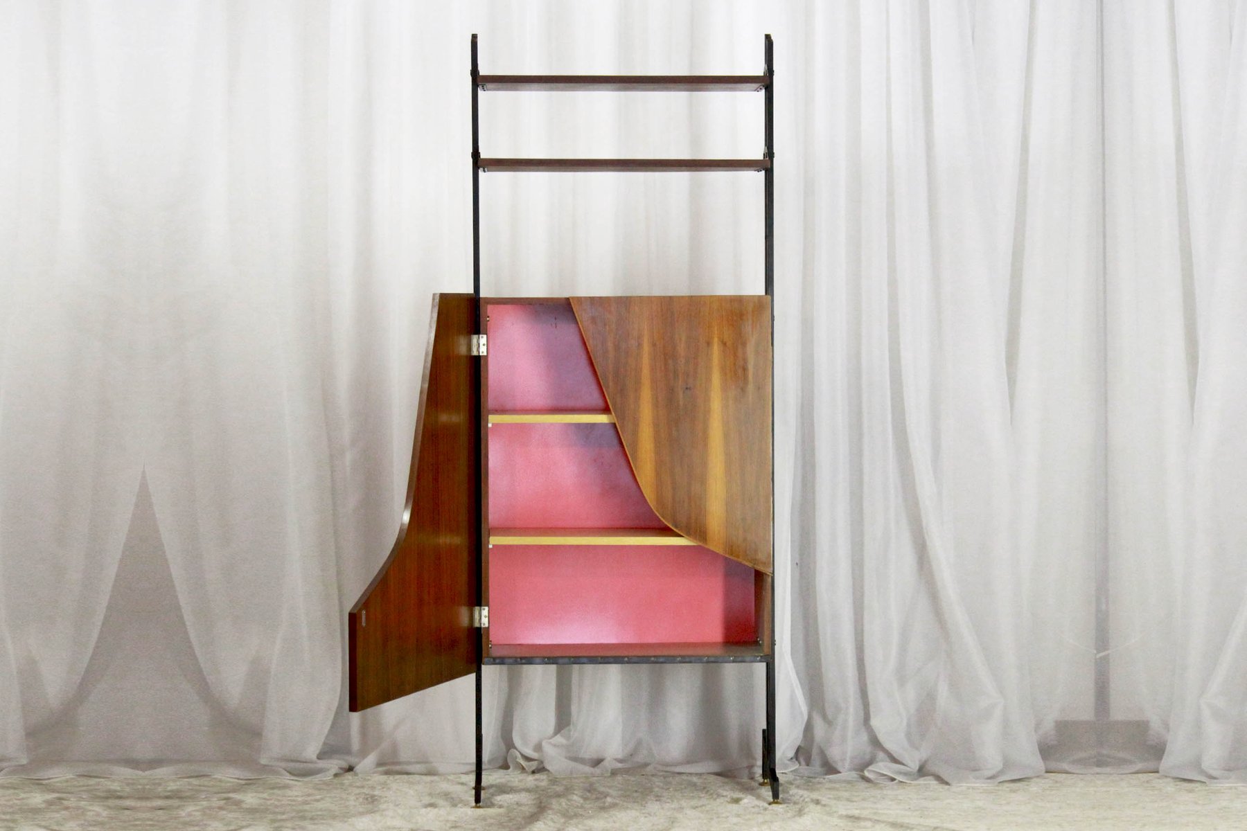 Skandinavischer Schrank aus Teak & Resopal mit geschwungenen Türen