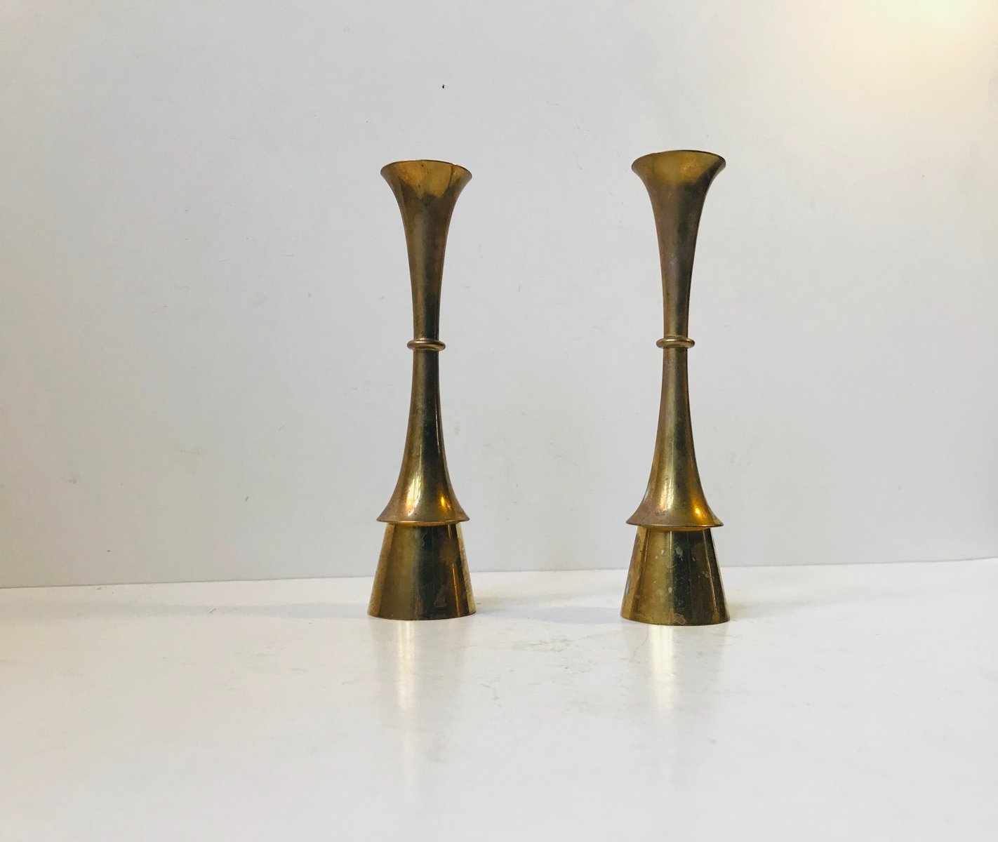 Dänische Mid-Century Kerzenhalter aus Messing von Hyslop ... Dänische Mid-Century Kerzenhalter aus Messing von Hyslop ...