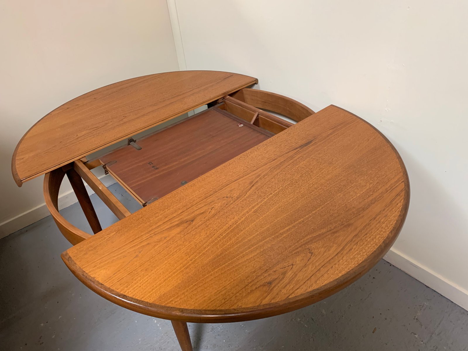 Round Teak Dining Table from GPlan, 1970s for sale at Pamono