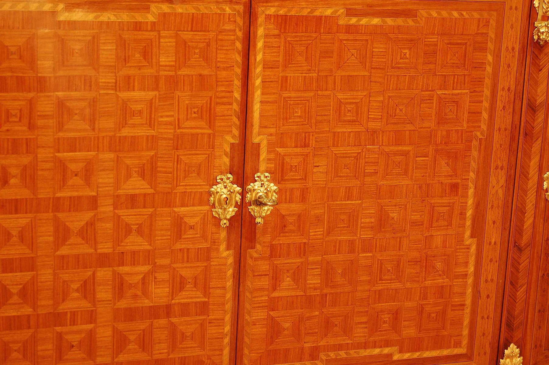 Antiker Schrank mit Intarsien & vergoldeter Bronze von Mercier Frères