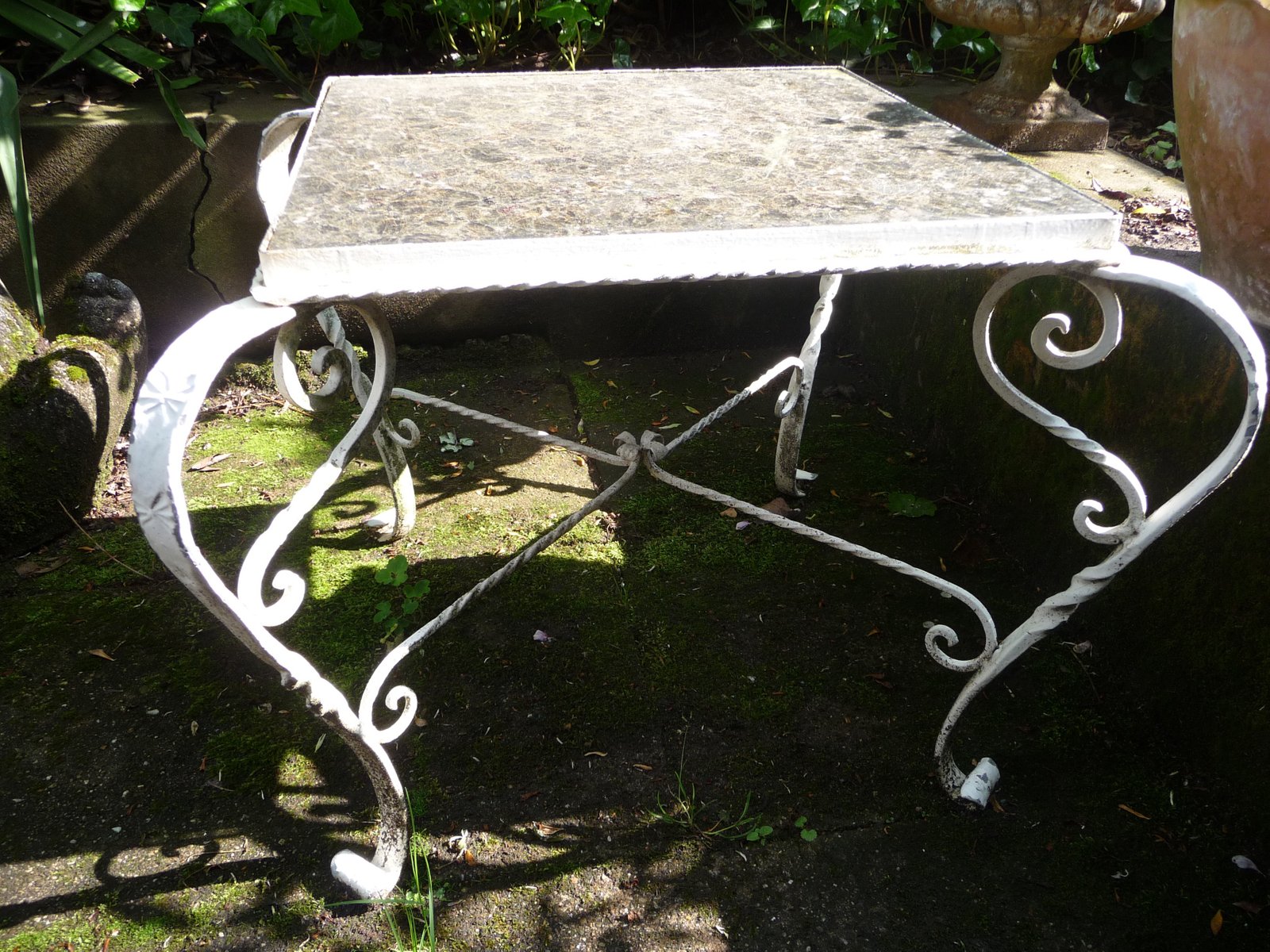 Mesa de jardín Mid-Century de hierro forjado con superficie de mármol