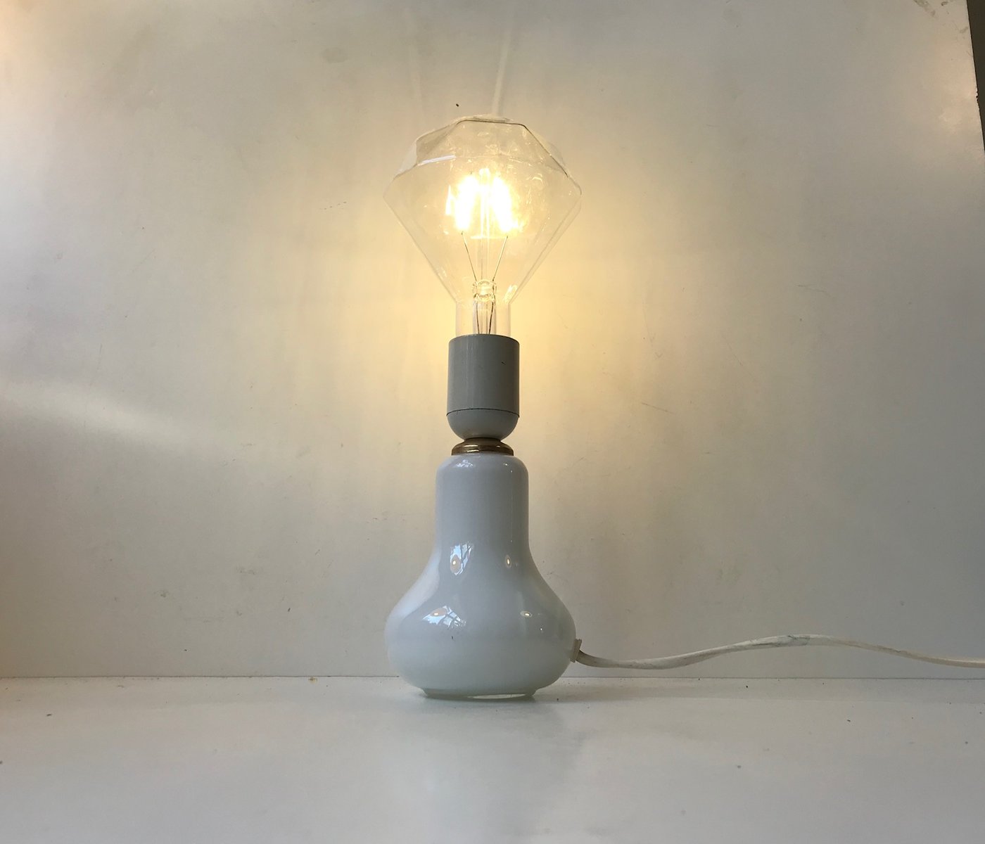 Lampada da tavolo vintage in vetro opalino di Holmegaard ...