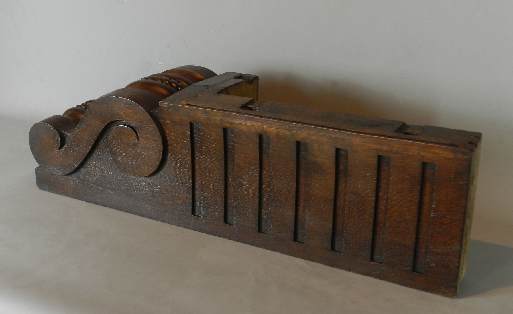 Große antike französische Kragsteine aus Eiche, 2er Set bei Pamono kaufen