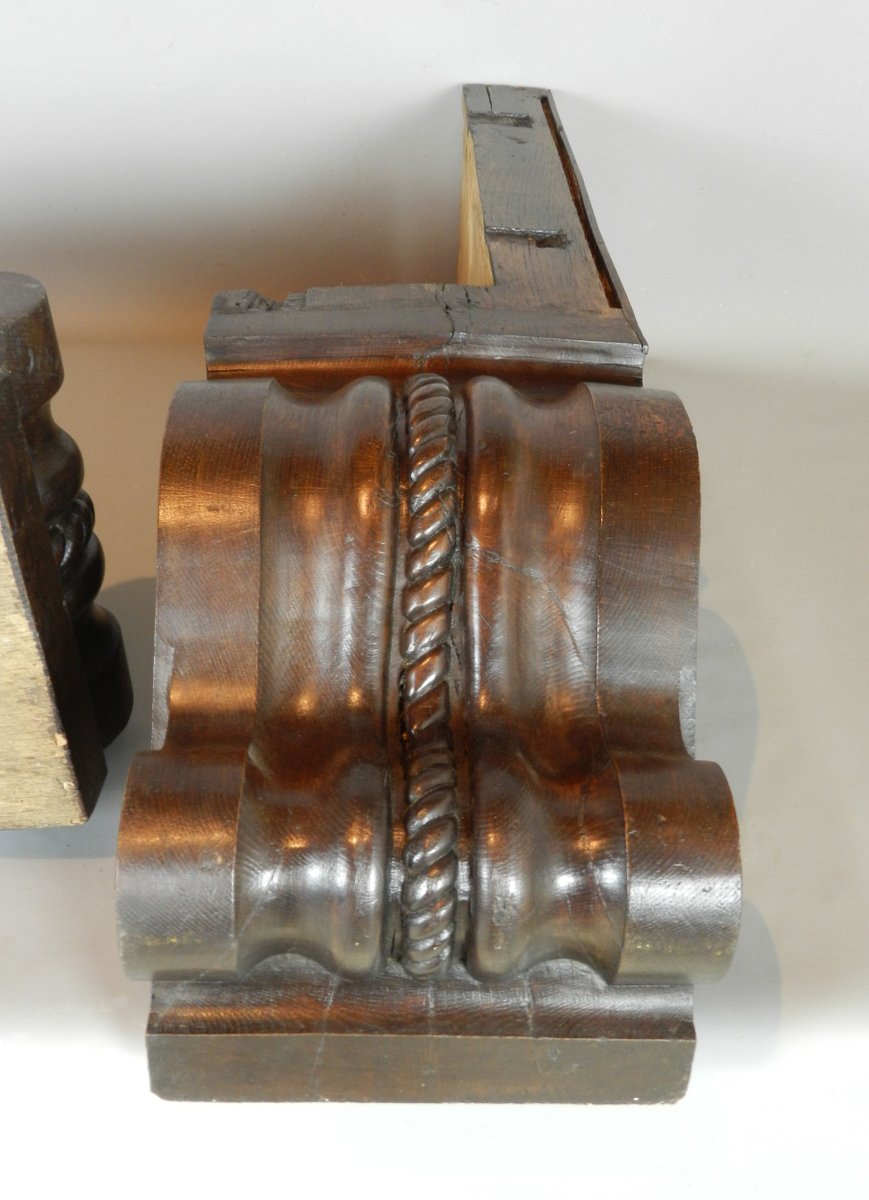 Große antike französische Kragsteine aus Eiche, 2er Set bei Pamono kaufen