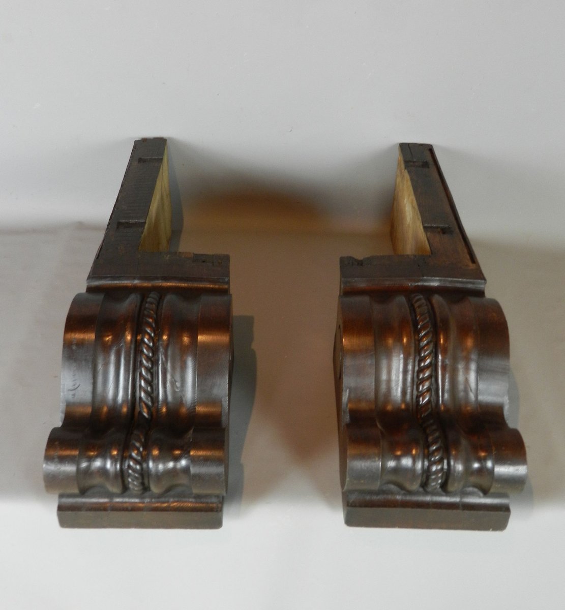 Große antike französische Kragsteine aus Eiche, 2er Set bei Pamono kaufen