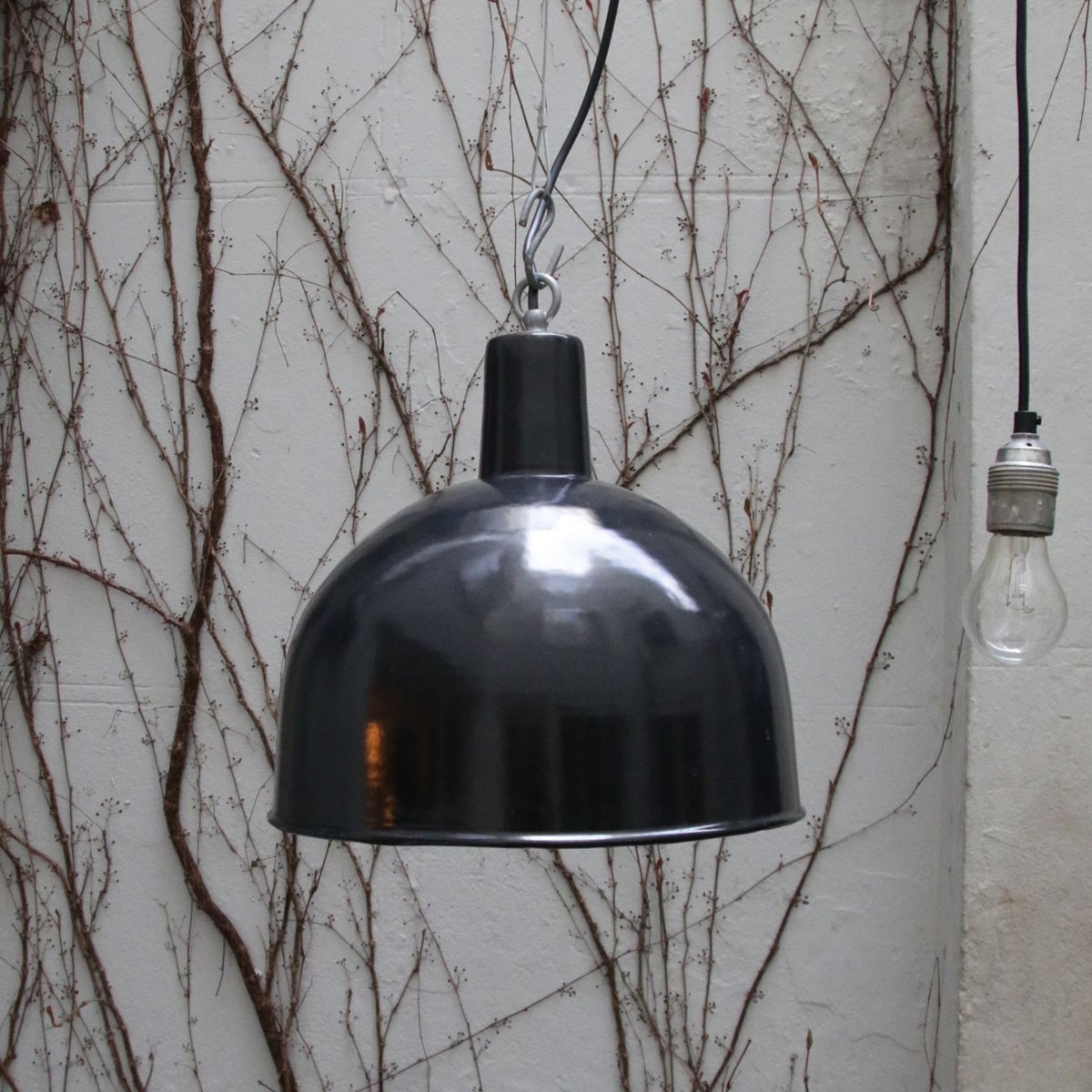 Lampade industriali vintage smaltate nere in vendita su Pamono