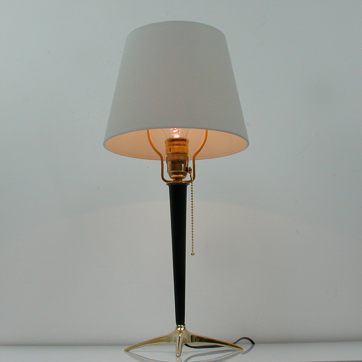 Lampada da tavolo Mid-Century in ottone e metallo di JT ...