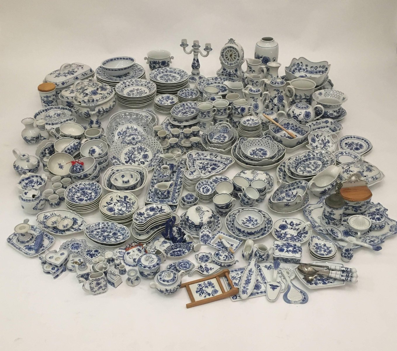 Zwiebelmuster Porzellanset von Meissen & Bohemia, 1950er, 350er Set bei