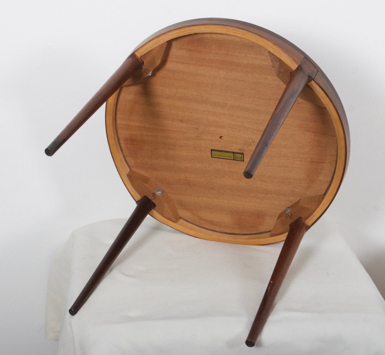 Table d'Appoint Scandinave en Bois par Haug Snekkeri pour ...