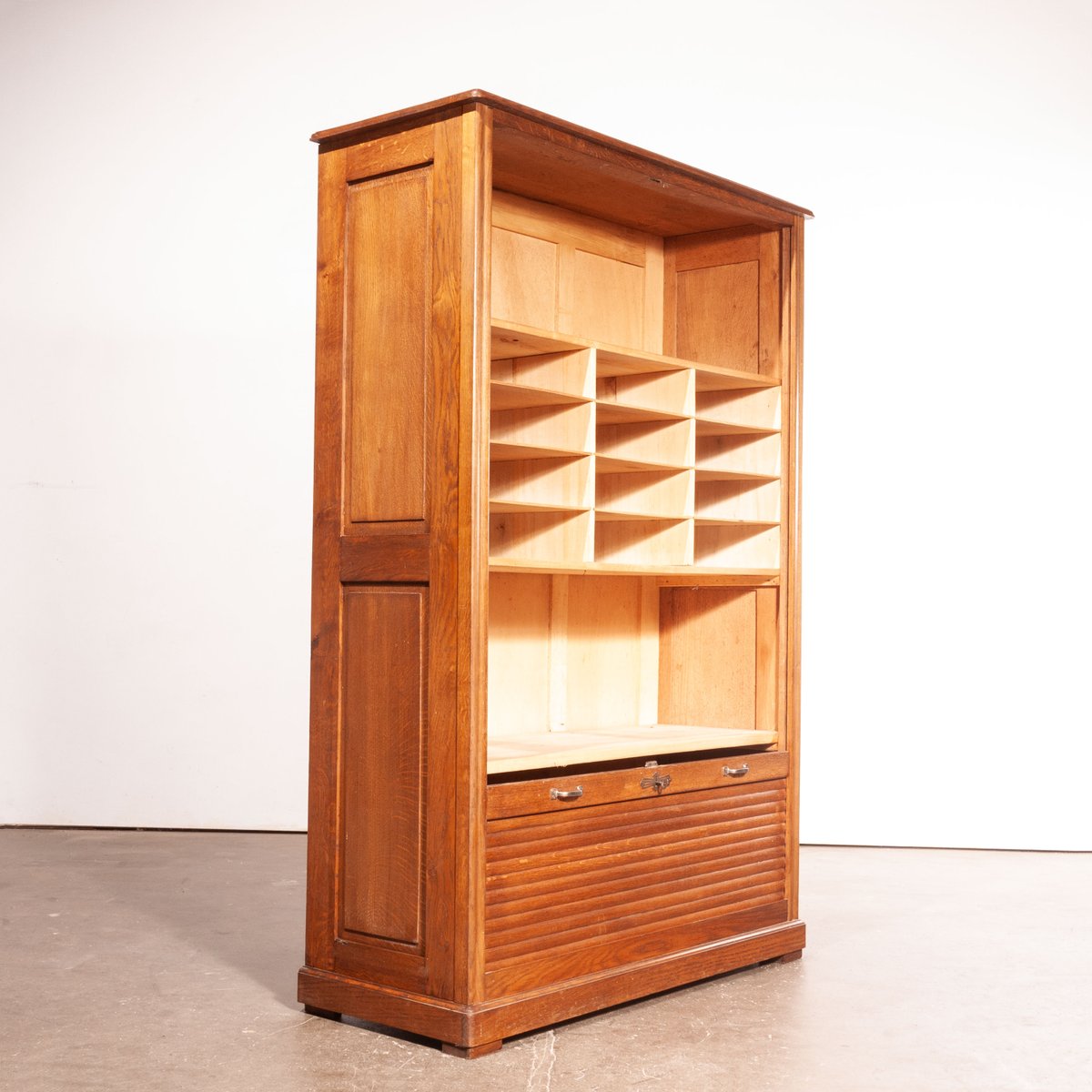 Französischer Schrank aus Eichenholz mit Rolladenfront ...