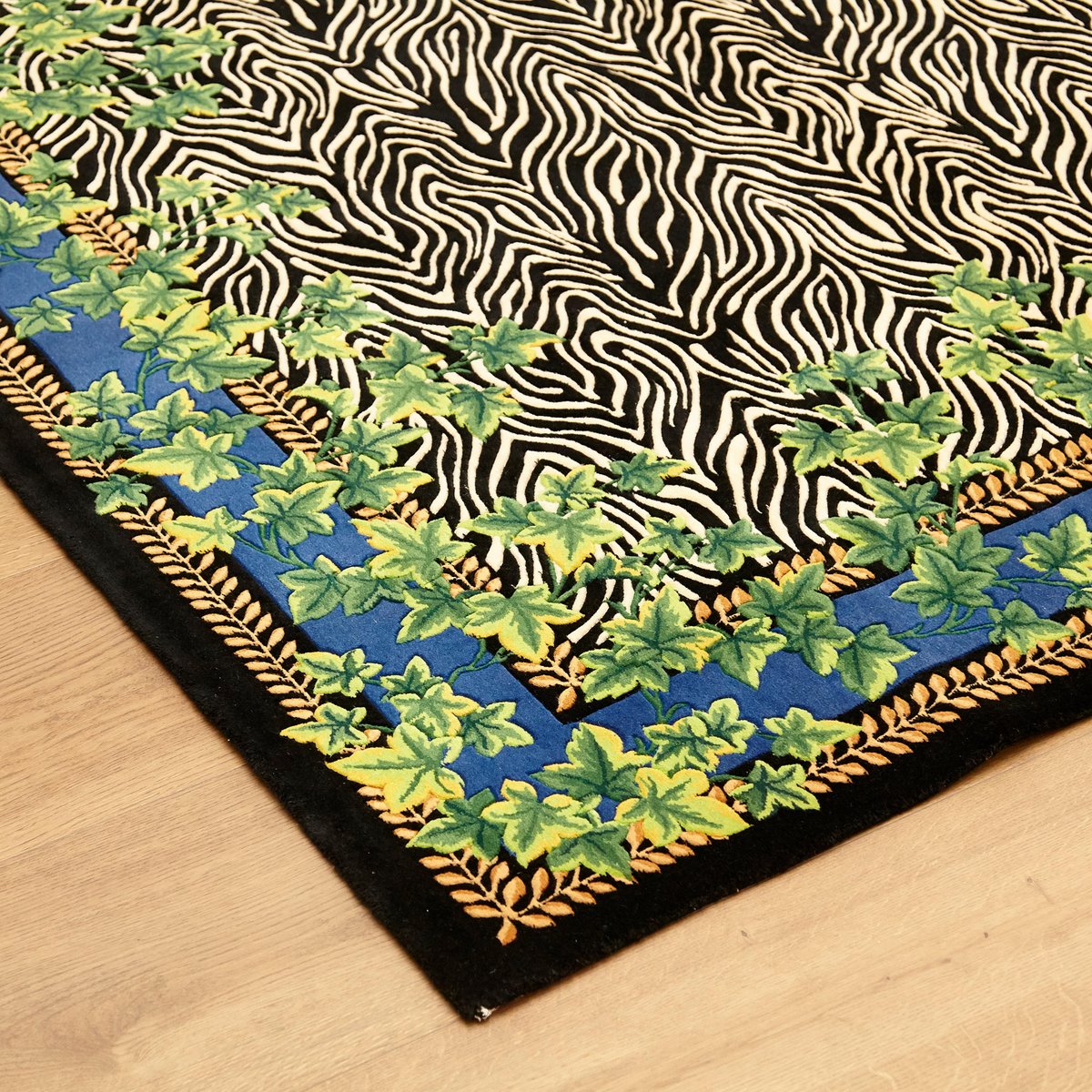 Teppich mit Efeu-Motiven & Zebra-Muster von Gianni Versace ...