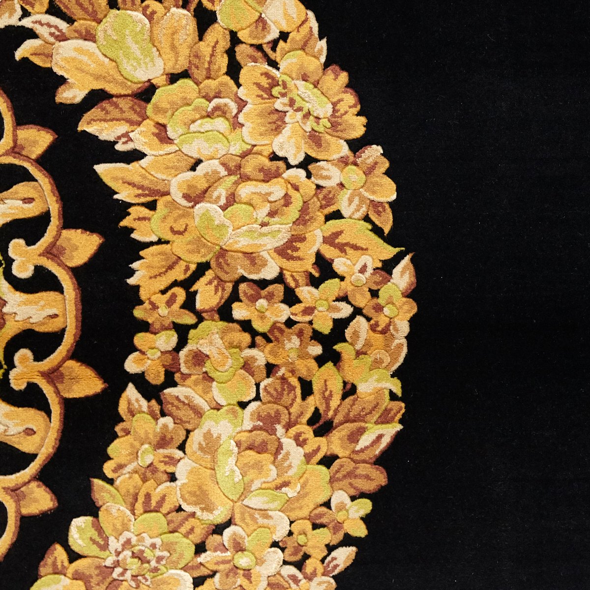 Schwarz-goldener Teppich von Gianni Versace für Atelier ...