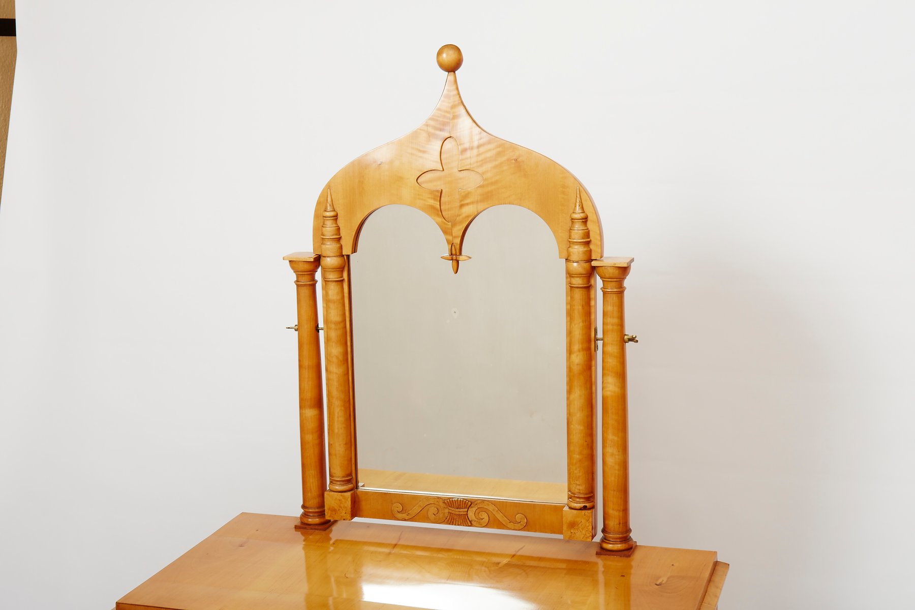 Tocador antiguo de abedul y chapa, década de 1820 en venta en Pamono