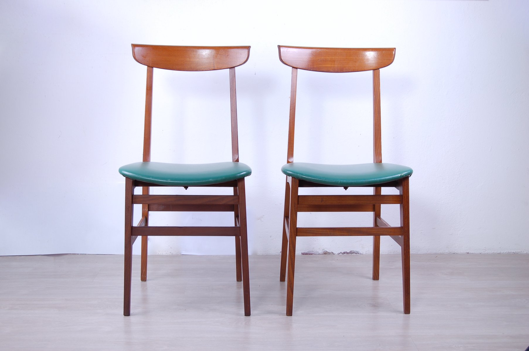 Mid-Century Esszimmerstühle aus Holz, 1950er, 2er Set bei Pamono kaufen