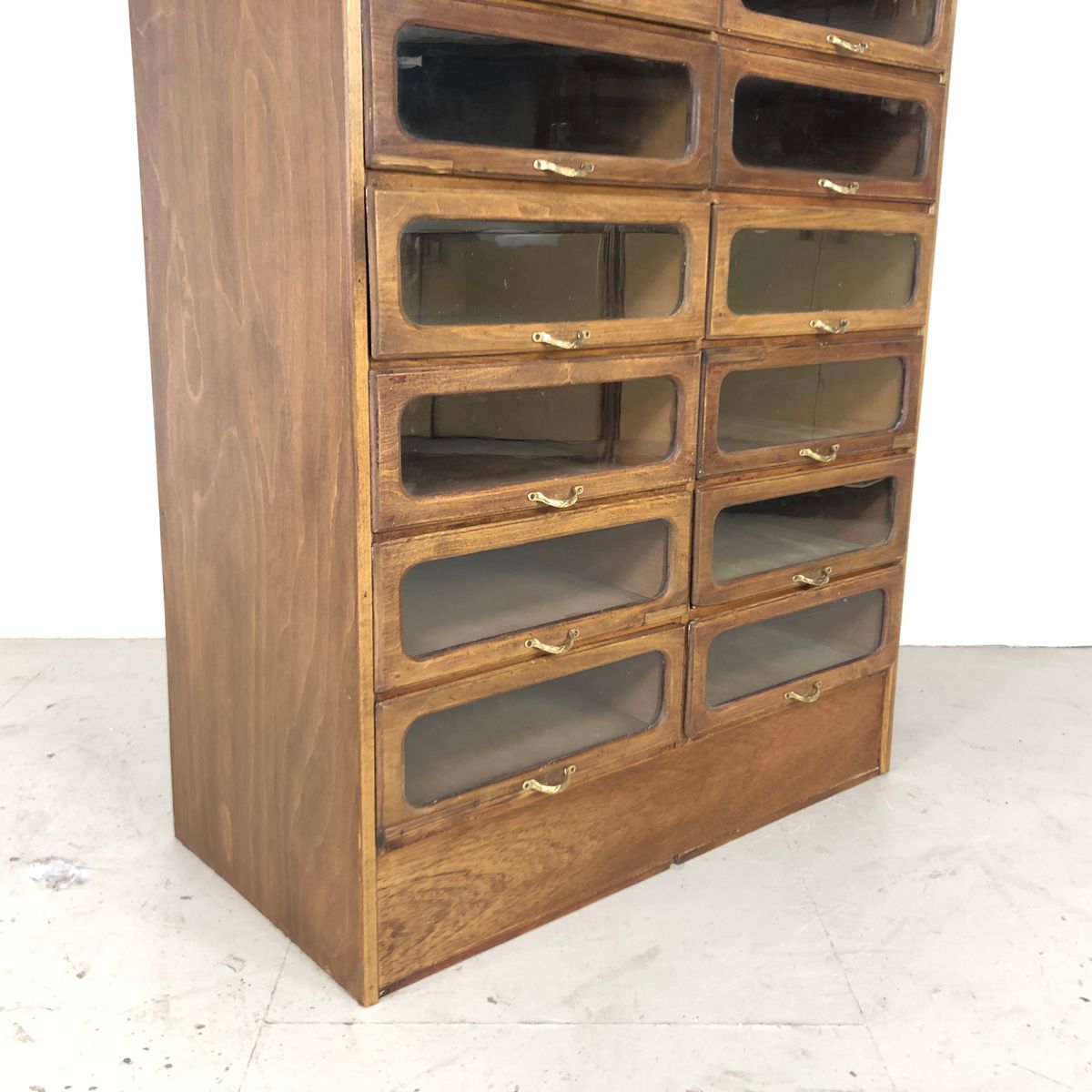 Industrieller Vintage Schrank aus Glas und Eiche, 1920er bei Pamono kaufen