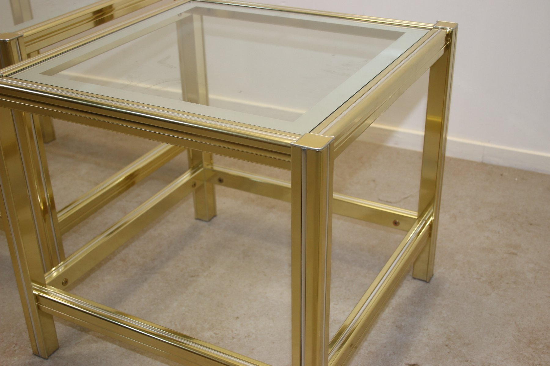 Mesas de centro Hollywood Regency de metal chapado en oro y vidrio de