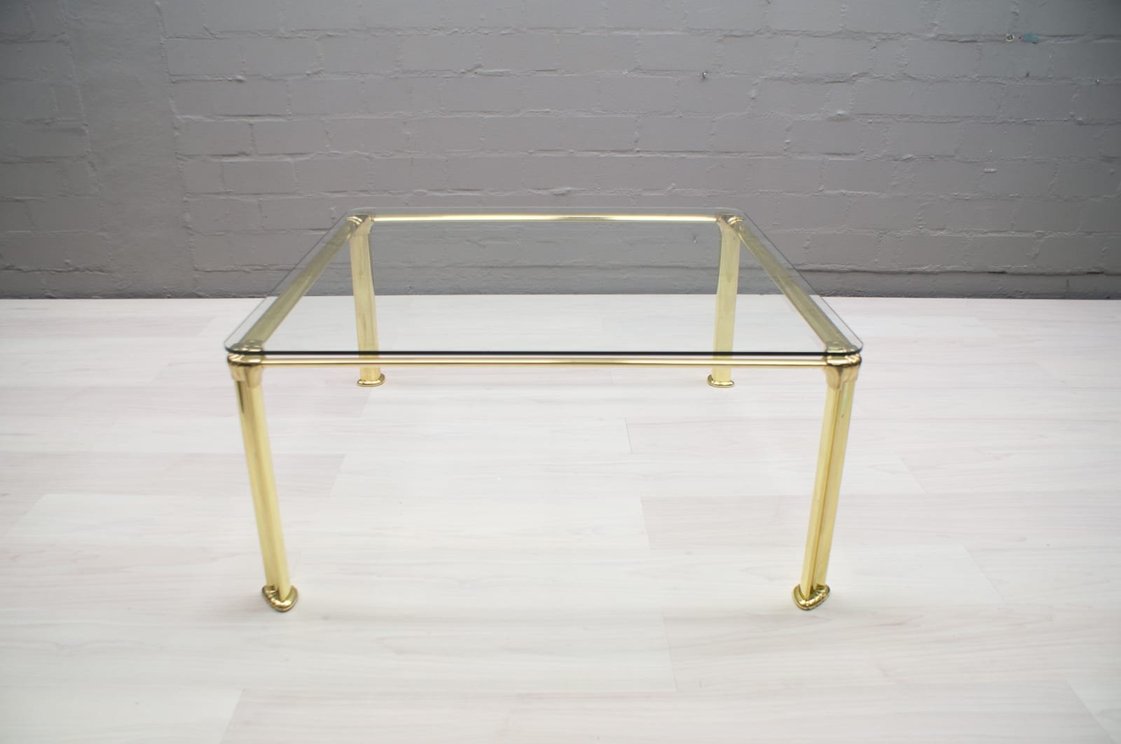 Table basse en laiton et verre Hollywood Regency - En vente sur