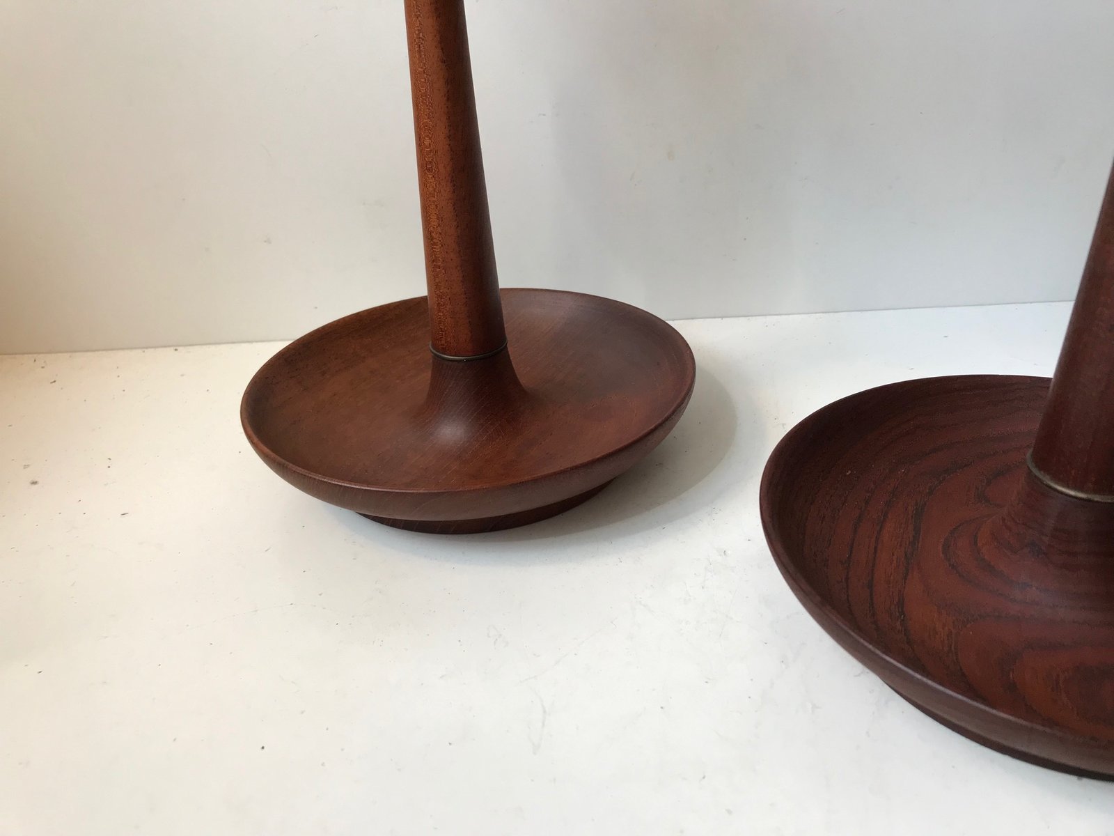 Moderne skandinavische Kerzenhalter aus Teak, 1960er, 2er ... Moderne skandinavische Kerzenhalter aus Teak, 1960er, 2er ...