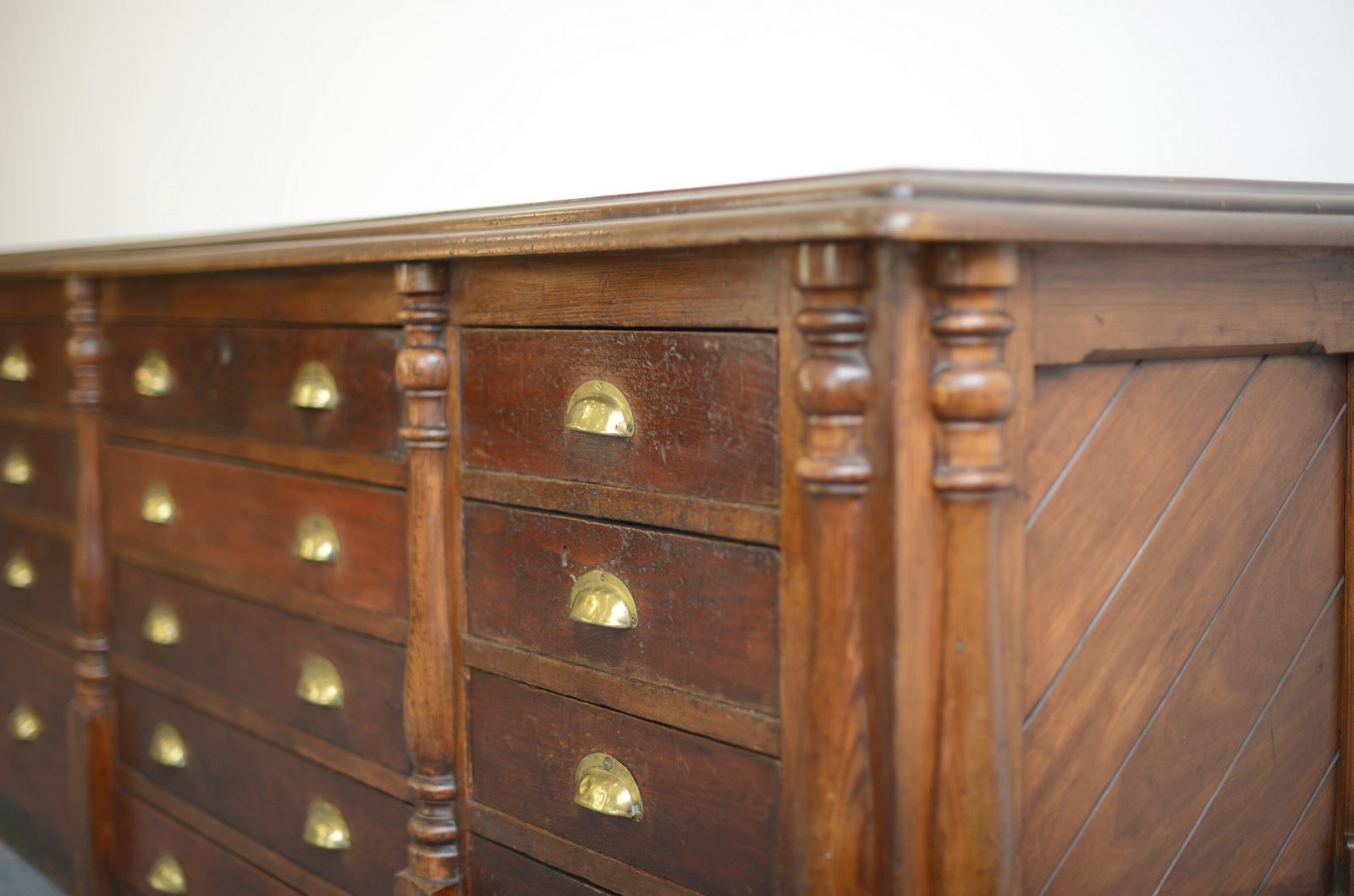 Rustikaler antiker Schrank aus Mahagoni & Kiefer bei Pamono kaufen