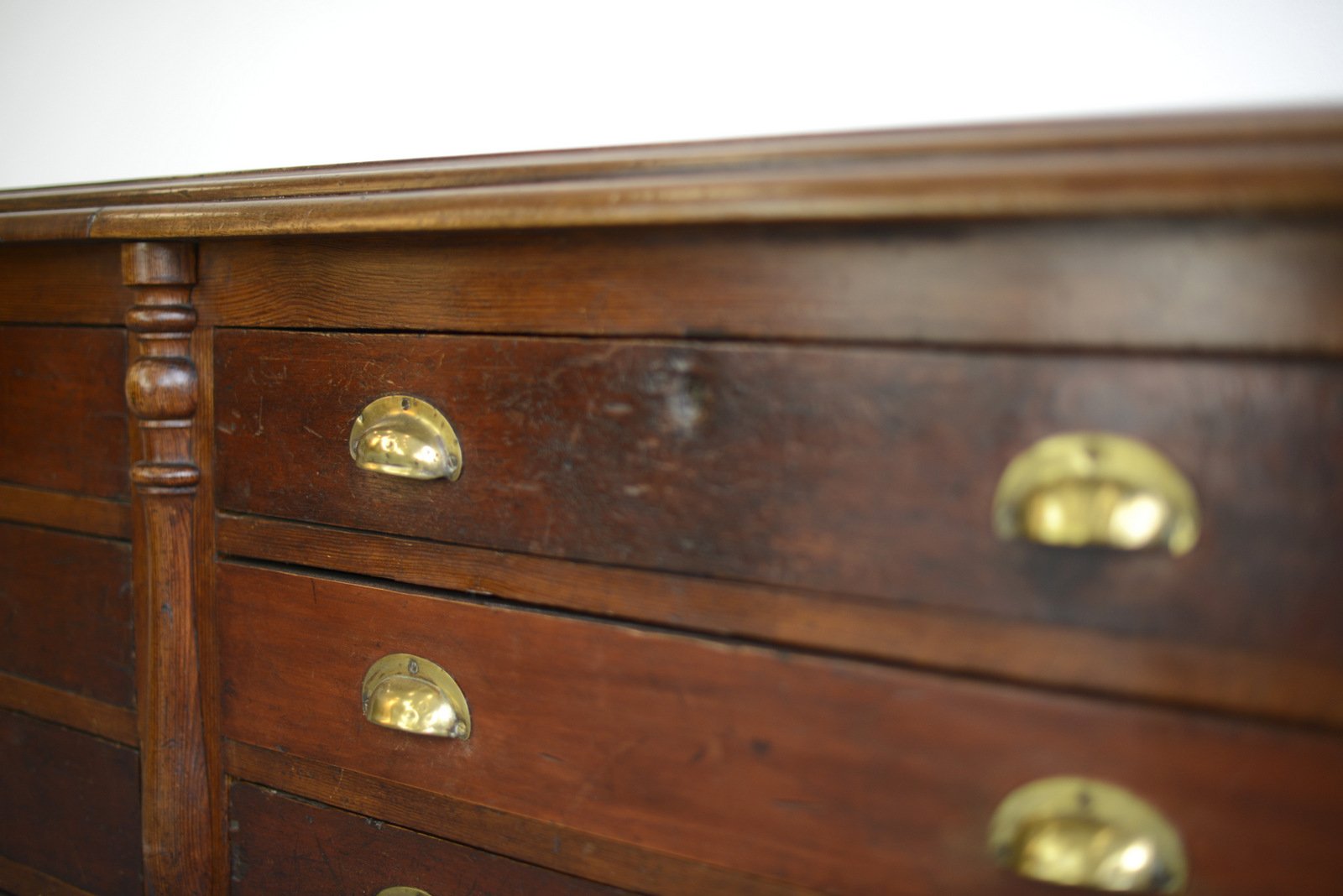 Rustikaler antiker Schrank aus Mahagoni & Kiefer bei Pamono kaufen