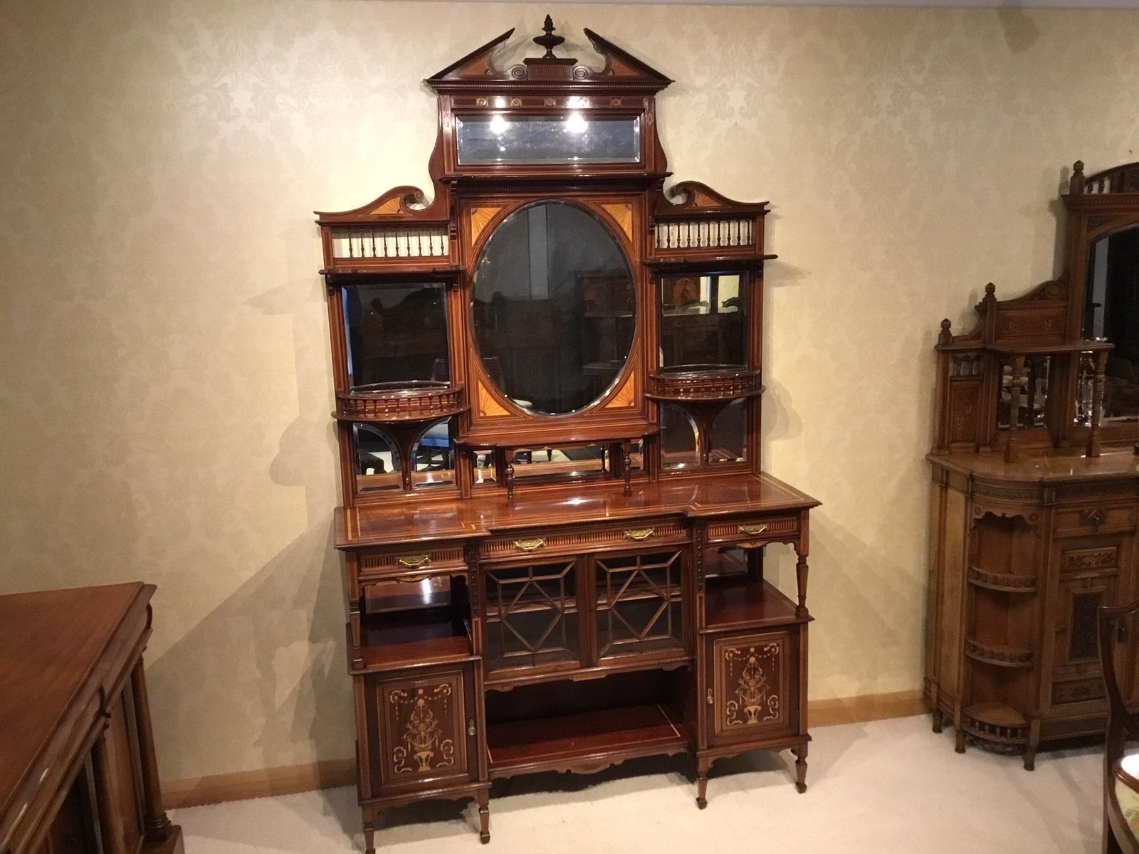 Antiker viktorianischer Schrank aus Mahagoni mit Intarsien bei Pamono