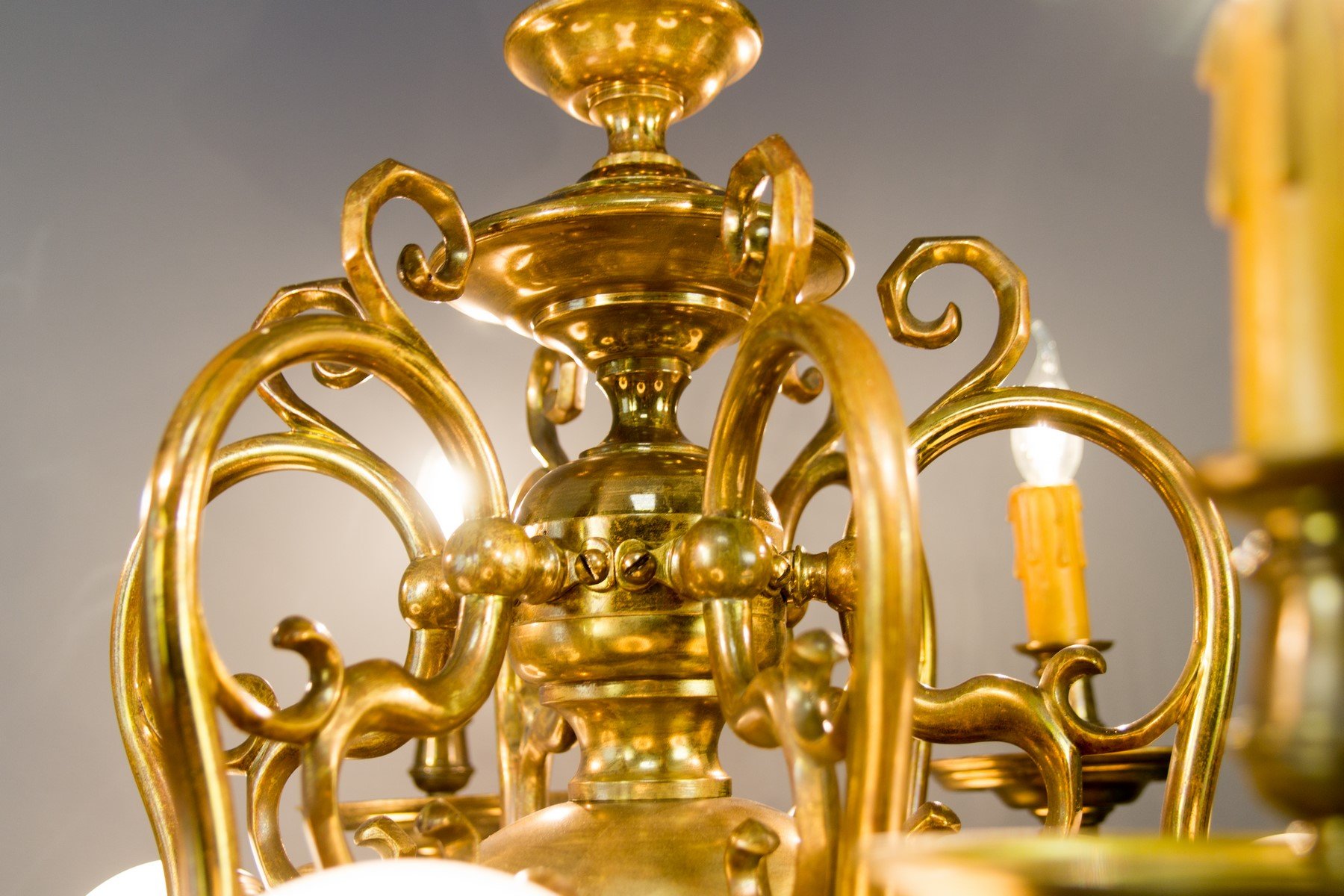 Chandelier 4 Flammes Style Baroque Français – Laiton Poli, Objet Déco Ornemental