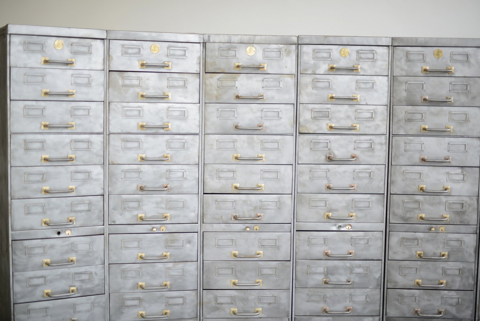 Industrieller Vintage Aktenschrank aus Stahl, 1930er bei Pamono kaufen