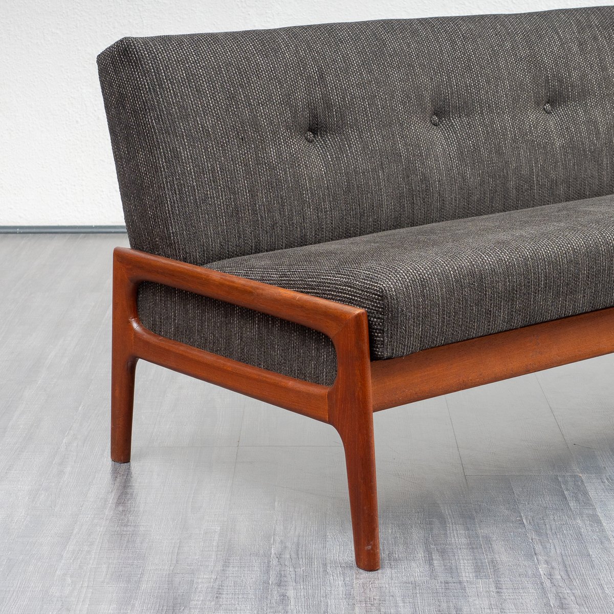 Modernes Sofa mit Bezug aus Kunstleder im skandinavischen ...