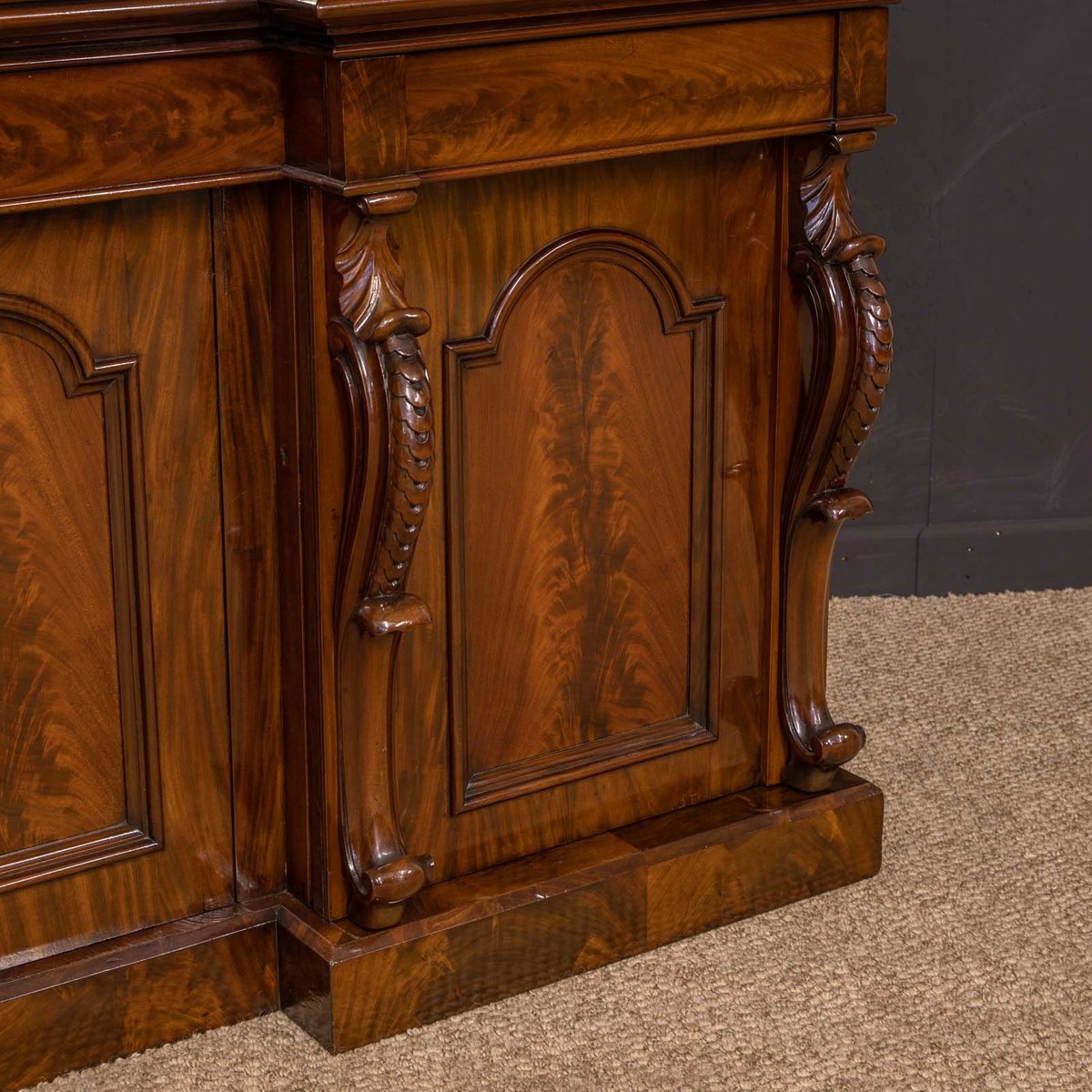 Credenza antica vittoriana in mogano in vendita su Pamono