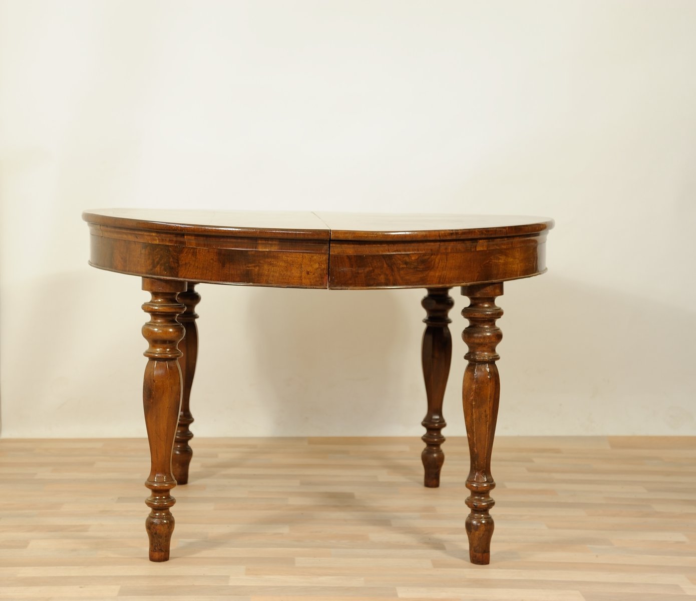 Table de Salle à Manger Antique Ronde en Noyer, Italie en vente sur Pamono