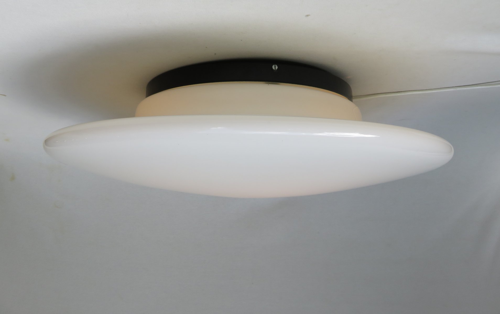 Lámpara De Techo O Pared Ufo Grande De Vidrio Opalino De Peill Putzler Años 70 En Venta En Pamono