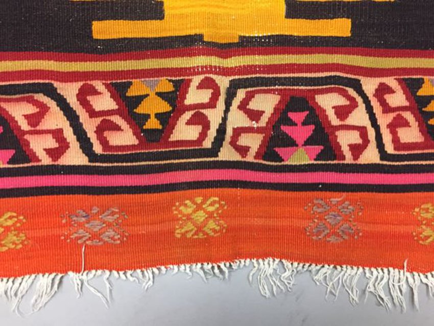 Türkischer Kelim Teppich in Rot, Orange, Schwarz und Rosa ...