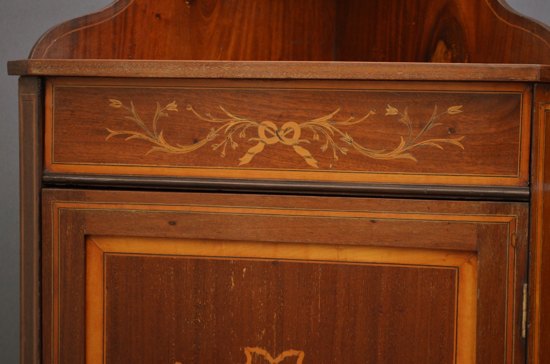 Antiker edwardianischer Eckschrank, 1900er bei Pamono kaufen