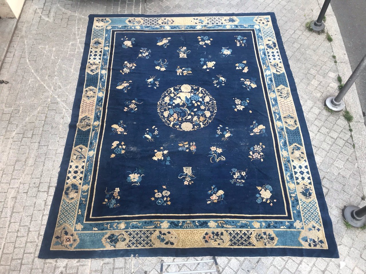 Großer antiker chinesischer Teppich bei Pamono kaufen