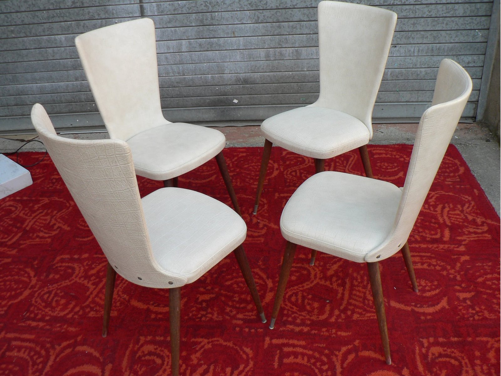 Esszimmerstühle mit weißem Bezug aus Kunstleder, 1960er, 4er Set bei