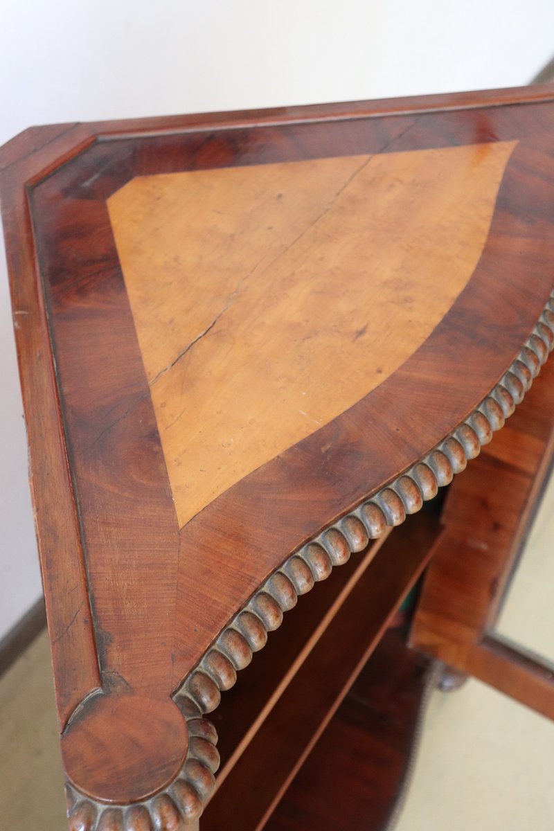 Muebles esquineros antiguos de caoba, década de 1820. Juego de 2 en