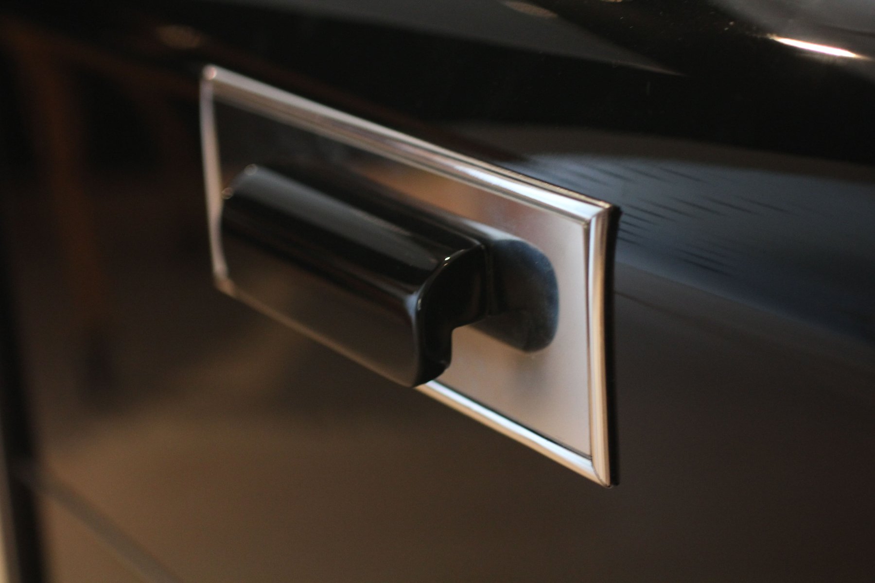 Schwarz lackierter Art Deco Barschrank aus Chrom auf Rollen, 1930er bei